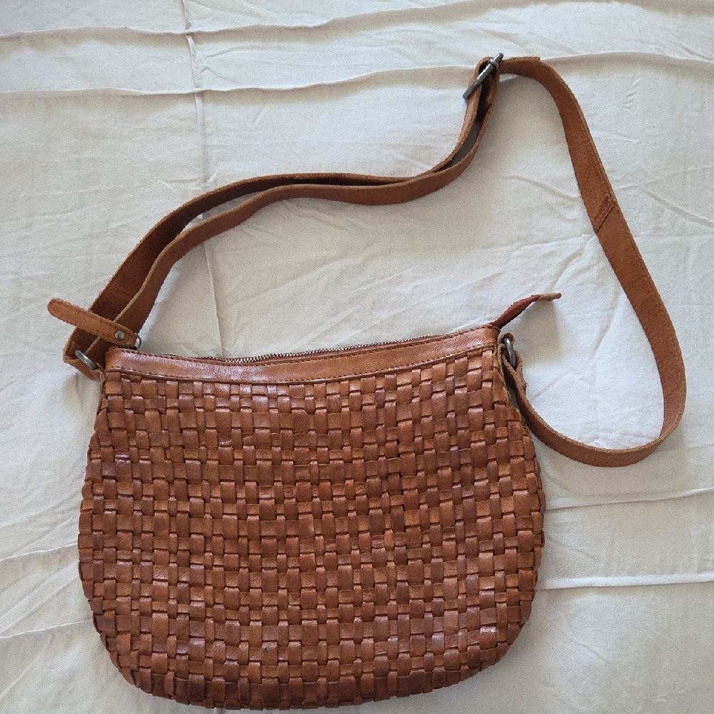 Elegant Tan Woven Shoulder Bag